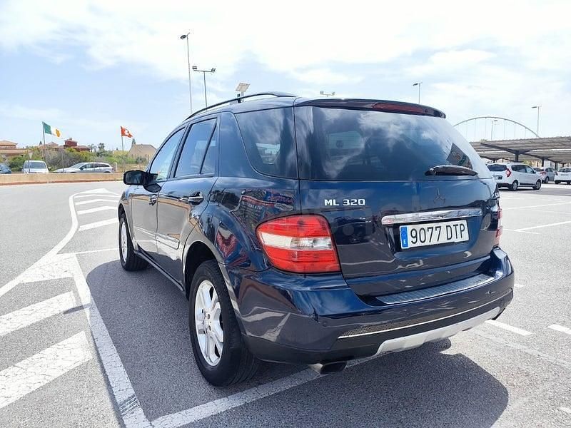 Usado Mercedes ML320 224 CV (164 kW) 2005 Azul SUV