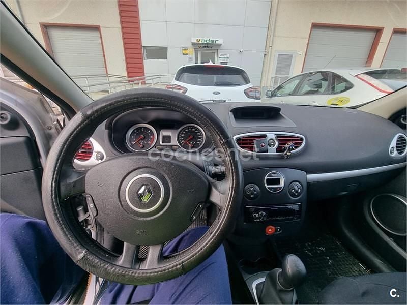 Usado Renault Clio II Authentique 85 CV (62 kW) 2007 Gris / plata Berlina