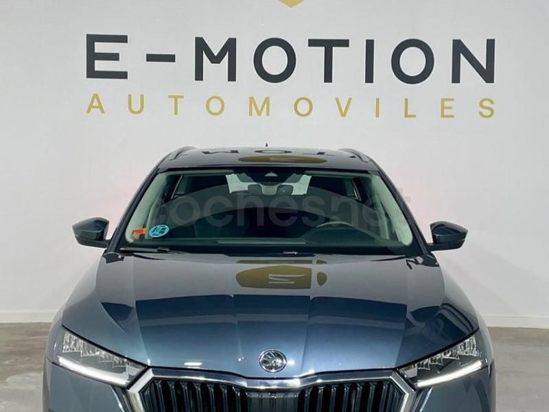 Usado Skoda Octavia Ambition 150 CV (110 kW) 2022 Gris / plata Familiar