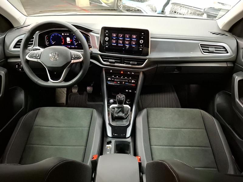 Nuevo VW T-Roc Design 116 CV (85 kW) 2025 Plata pirita metalizado / techo negro SUV