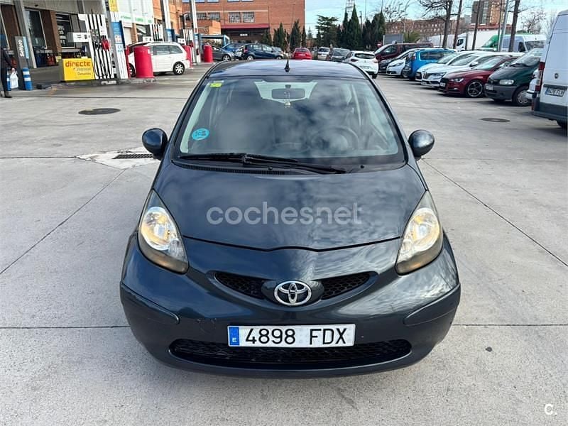 Usado Toyota Aygo 68 CV (50 kW) 2006 Gris / plata Utilitario