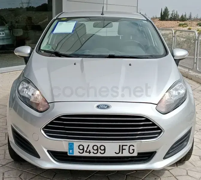 Usado Ford Fiesta Trend 82 CV (60 kW) 2015 Gris / plata Utilitario