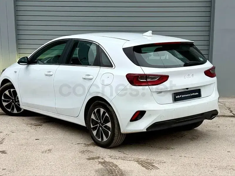 Usado Kia Ceed 100 CV (73 kW) 2025 Blanco Utilitario