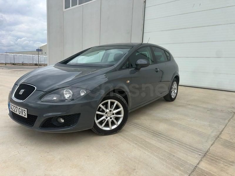 Usado Seat Leon Reference 105 CV (77 kW) 2010 Gris / plata Utilitario
