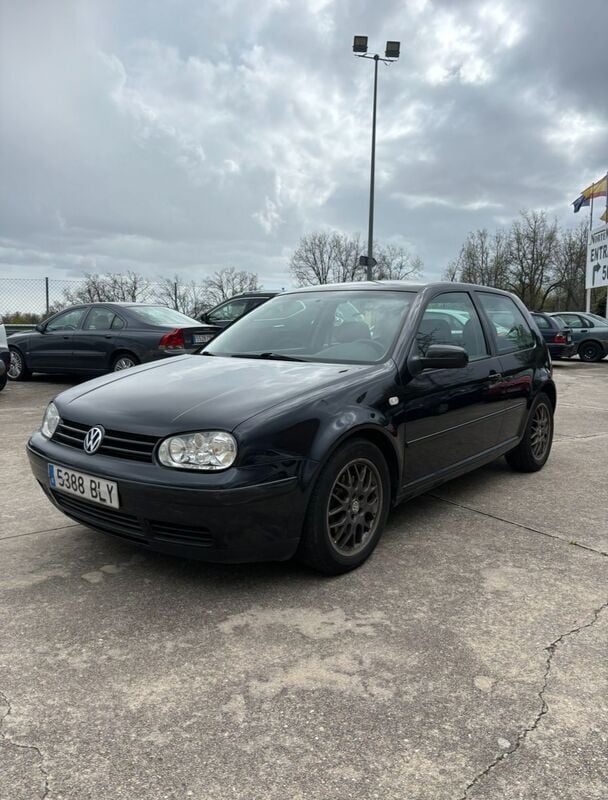 Negro Usado 2001 VW Golf IV Highline Utilitario | 4599 € (Precio justo) - Imagen 1/4