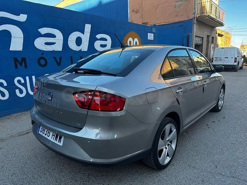 Usado Seat Toledo Style 105 CV (77 kW) 2014 Gris / plata Berlina