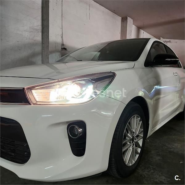 Blanco Usado 2017 Kia Rio Berlina | 9400 € (Buen precio) - Imagen 1/4