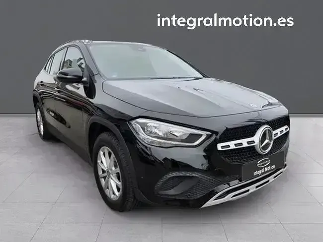 Usado Mercedes GLA180 136 CV (100 kW) 2021 Negro SUV