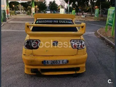 Usado Seat Cordoba Sport 110 CV (80 kW) 2000 Amarillo Berlina