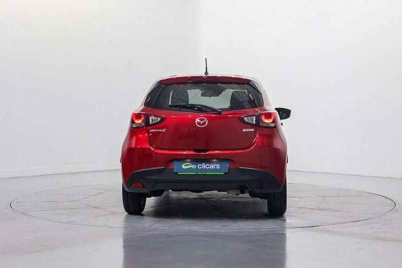 Usado Mazda 2 75 CV (55 kW) 2017 Rojo Utilitario