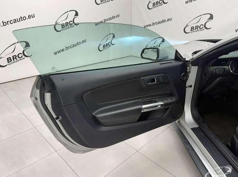 Usado Ford Mustang 305 CV (224 kW) 2016 Gris Descapotable