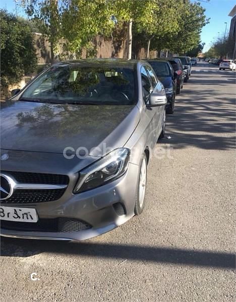Usado Mercedes A180 Urban 109 CV (80 kW) 2016 Gris / plata Berlina