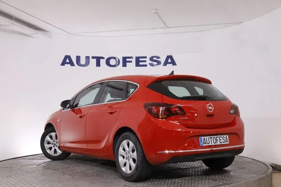Usado Opel Astra Selective 125 CV (91 kW) 2015 Rojo