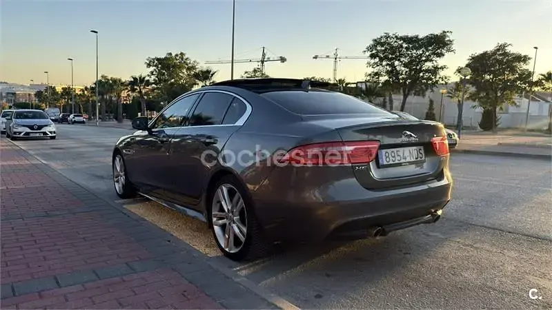 Usado Jaguar XE R-Sport 200 CV (147 kW) 2018 Gris / plata Berlina
