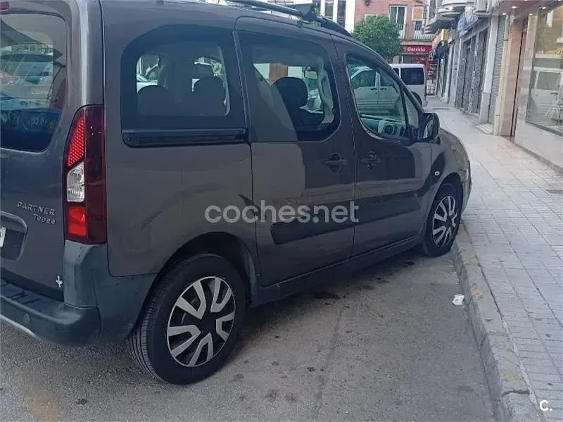 Usado Peugeot Partner Tepee Style 100 CV (73 kW) 2016 Marrón Monovolumen