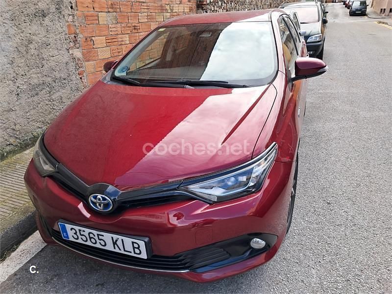 Usado Toyota Auris Hybrid 136 CV (100 kW) 2018 Rojo Berlina