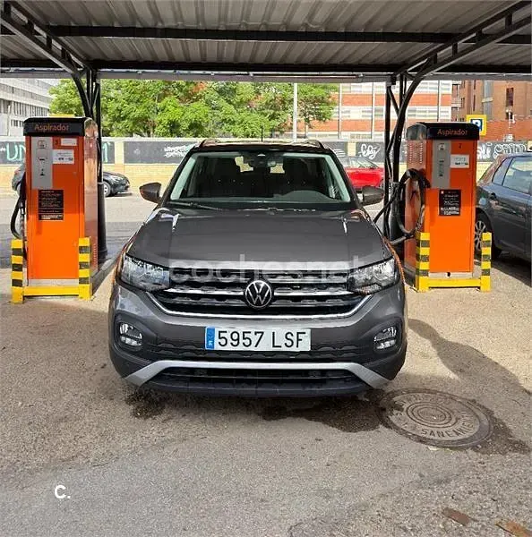 Usado VW T-Cross Advance 110 CV (80 kW) 2021 Gris / plata SUV