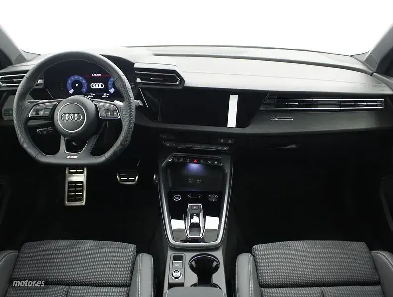 Usado Audi A3 e-tron Ambiente 150 CV (110 kW) 2025 Gris Utilitario