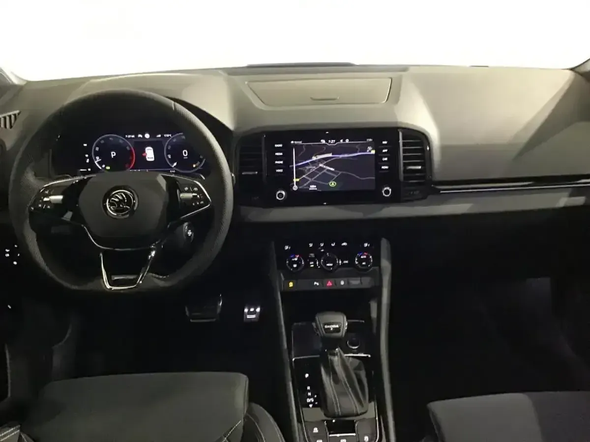 Usado Skoda Karoq SportLine 150 CV (110 kW) 2022 Negro SUV