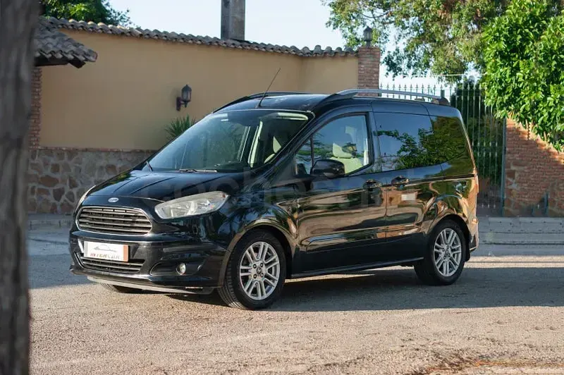 Usado Ford Tourneo Courier Trend 102 CV (75 kW) 2017 Negro Monovolumen