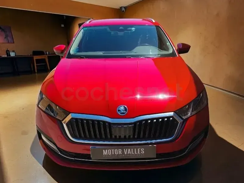 Usado Skoda Octavia Style 150 CV (110 kW) 2022 Rojo Familiar
