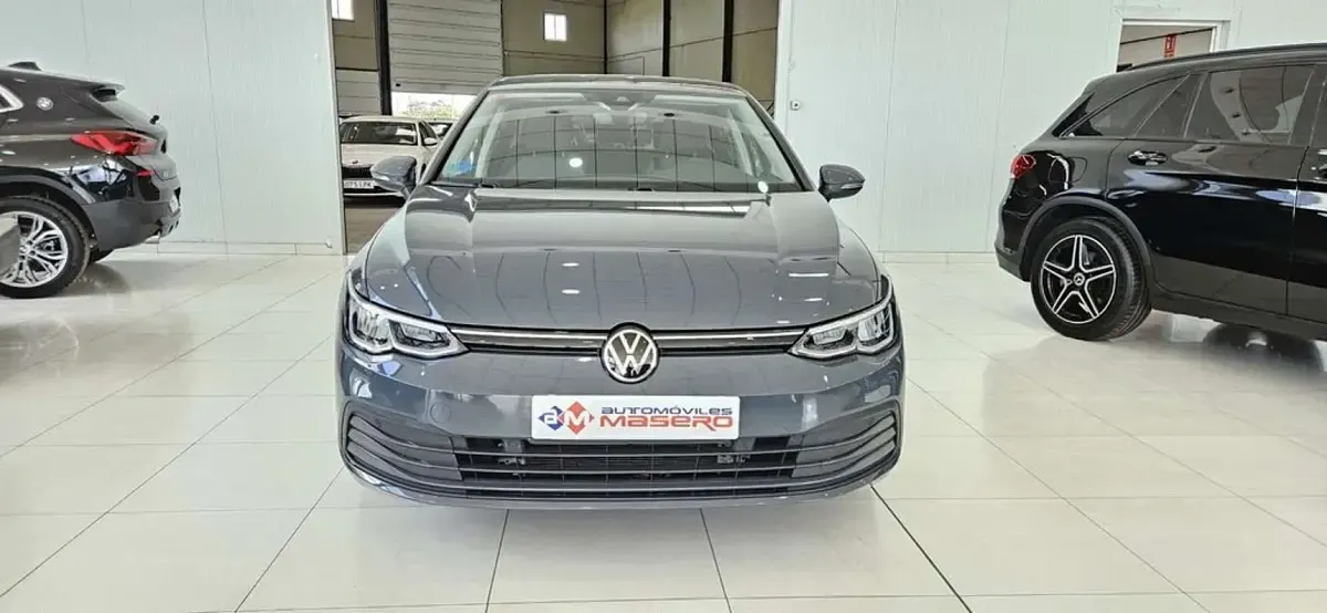 Usado VW Golf VIII Life 110 CV (80 kW) 2021 Gris / plata Berlina