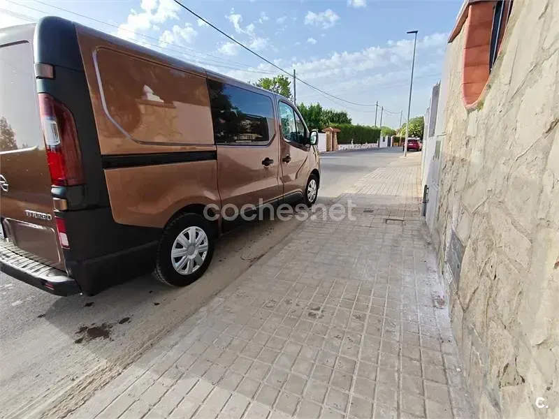 Usado Opel Vivaro 125 CV (91 kW) 2017 Marrón Monovolumen