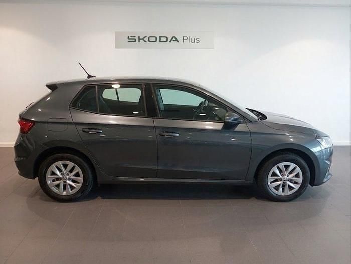 Usado Skoda Fabia Selection 95 CV (69 kW) 2025 Gris Utilitario