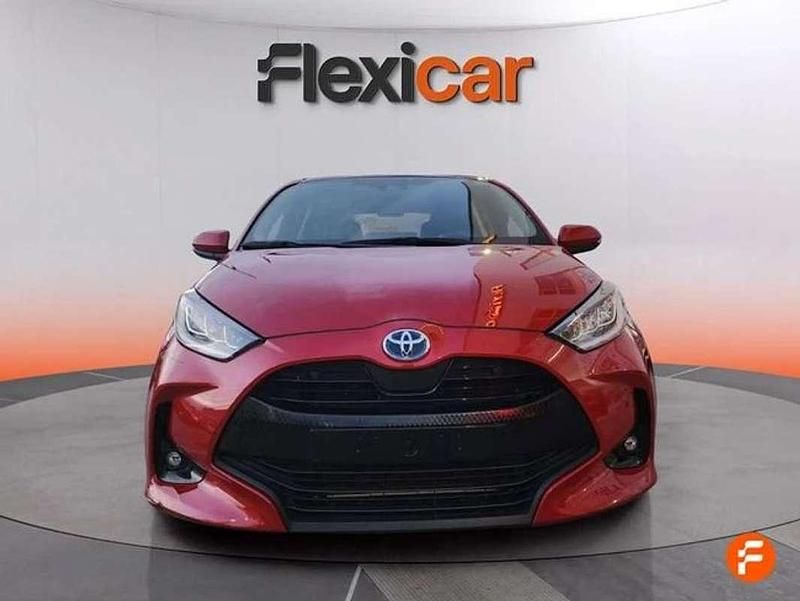 Usado Toyota Yaris Hybrid Active 116 CV (85 kW) 2023 Rojo Utilitario