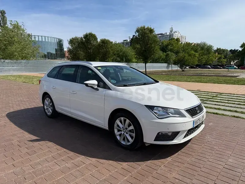 Usado Seat Leon Style 115 CV (84 kW) 2020 Blanco Familiar