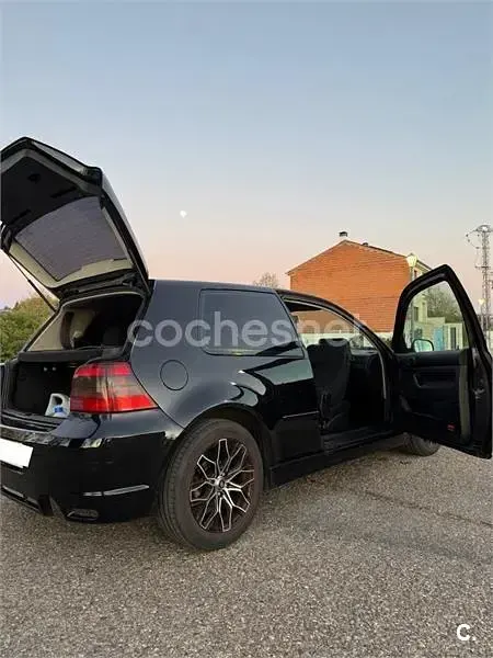 Usado VW Golf IV Highline 100 CV (73 kW) 2000 Negro Berlina