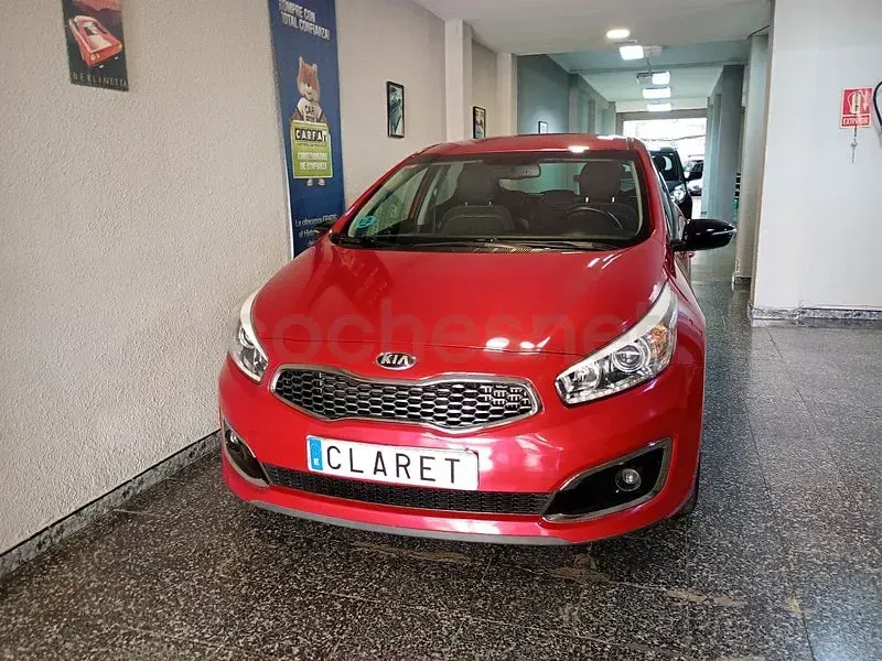 Usado Kia Ceed 120 CV (88 kW) 2017 Granate Utilitario
