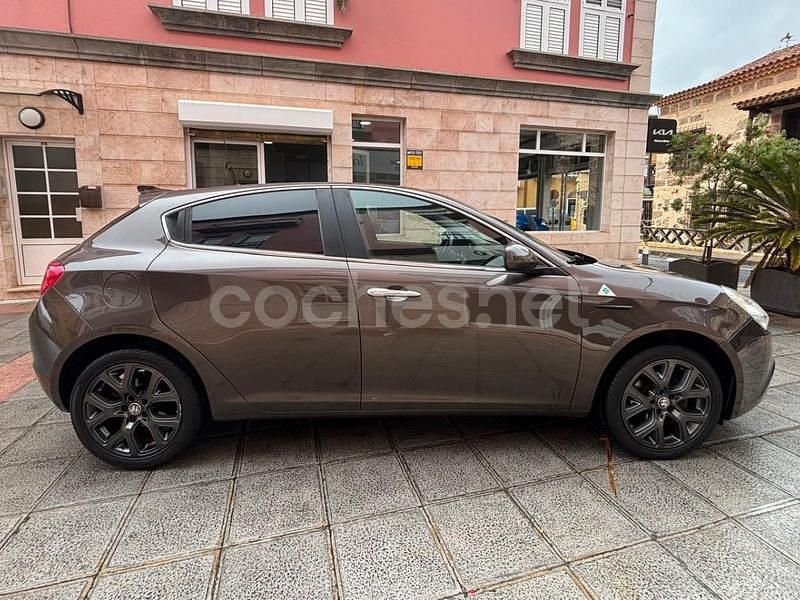 Beige Usado 2014 Alfa Romeo Giulietta Distinctive Utilitario | 7900 € (Buen precio) - Imagen 1/4