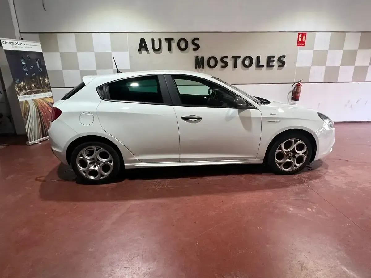 Usado Alfa Romeo Giulietta Super 120 CV (88 kW) 2016 Blanco Berlina