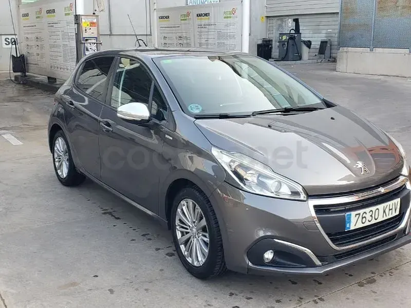 Usado Peugeot 208 Active 82 CV (60 kW) 2018 Gris / plata Utilitario