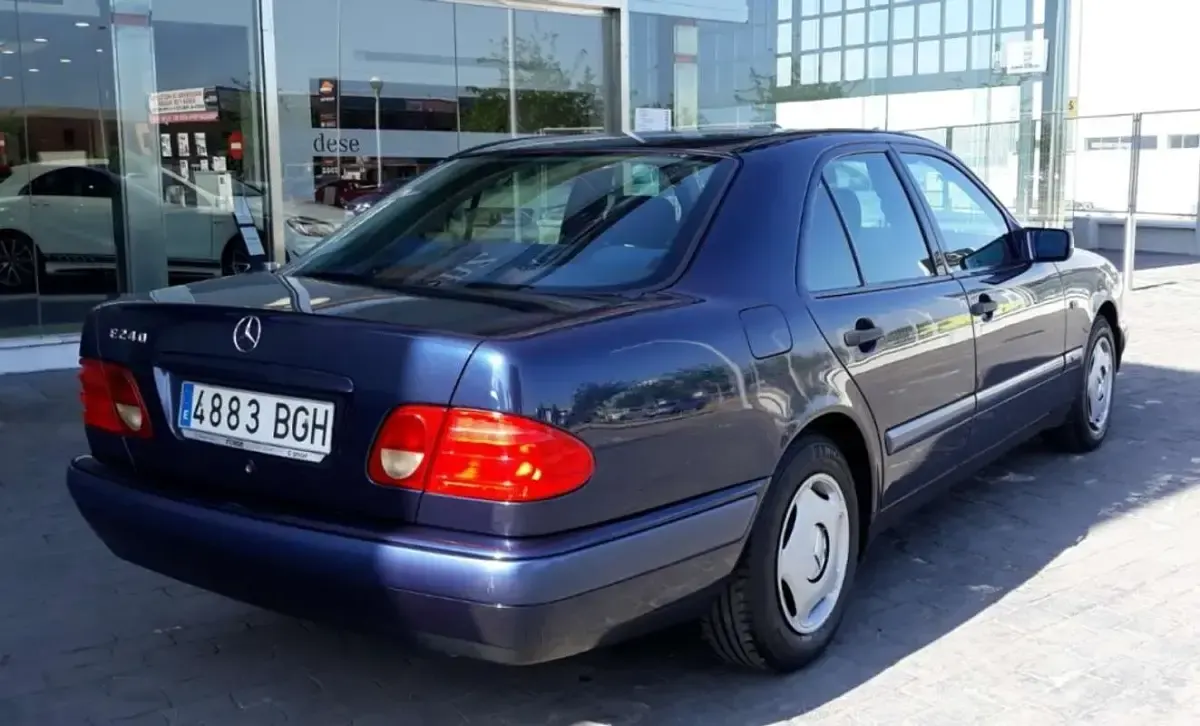 Usado Mercedes E270 170 CV (125 kW) 1999 Azul Berlina