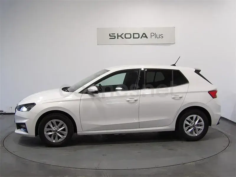 Usado Skoda Fabia Selection 95 CV (69 kW) 2026 Blanco Utilitario