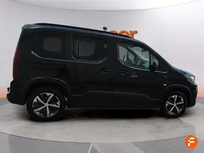 Usado Peugeot Rifter GT 130 CV (95 kW) 2023 Negro Monovolumen