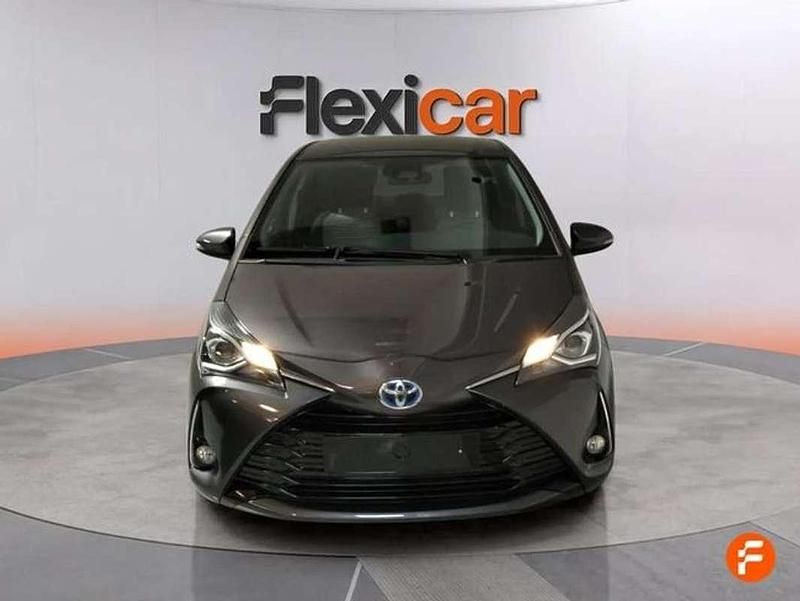 Usado Toyota Yaris Hybrid Active 99 CV (72 kW) 2019 Gris Utilitario