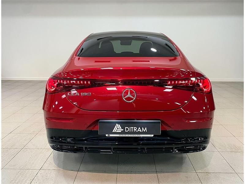 Nuevo Mercedes CLA180 136 CV (100 kW) 2026 Rojo Berlina