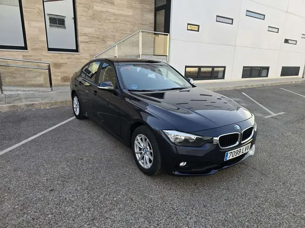 Usado BMW 318 143 CV (105 kW) 2015 Azul Berlina