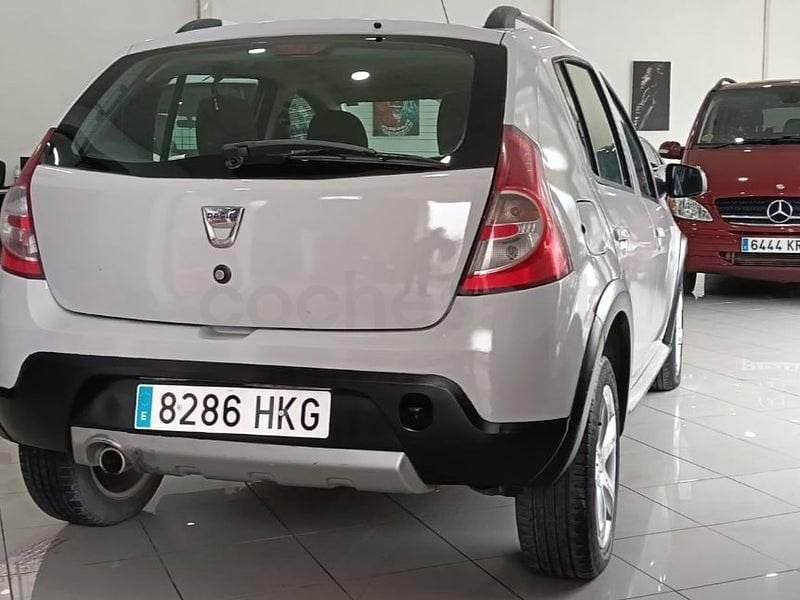 Usado Dacia Sandero Ambiance 75 CV (55 kW) 2012 Gris / plata Berlina