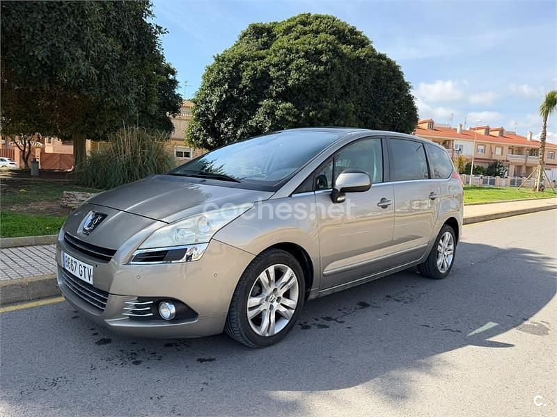Usado Peugeot 5008 Sport 110 CV (80 kW) 2010 Gris / plata Monovolumen