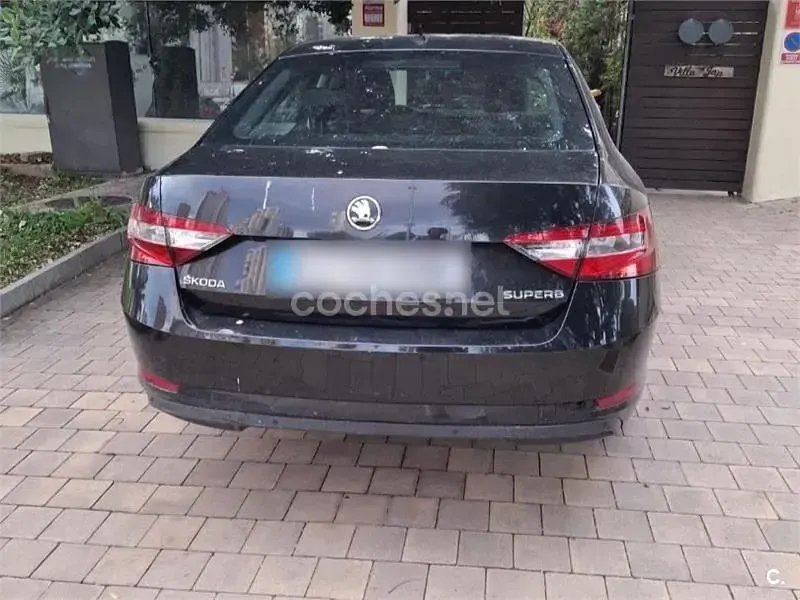 Usado Skoda Superb Active 150 CV (110 kW) 2018 Negro Berlina