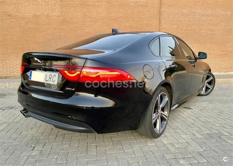 Usado Jaguar XF R-Sport 180 CV (132 kW) 2020 Negro Berlina