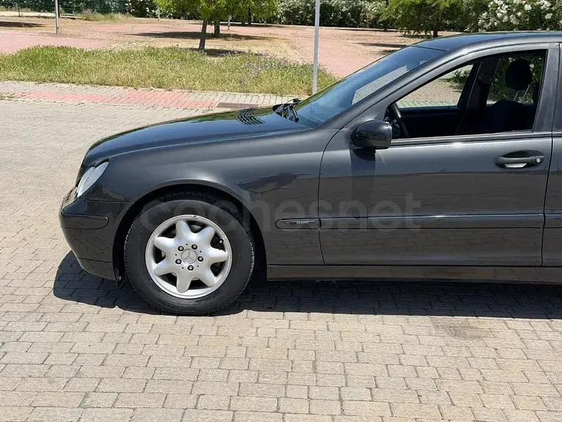 Usado Mercedes C180 Classic 143 CV (105 kW) 2003 Gris / plata Berlina
