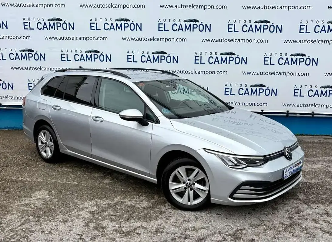 Usado VW Golf VIII Life 110 CV (80 kW) 2021 Plateado Familiar
