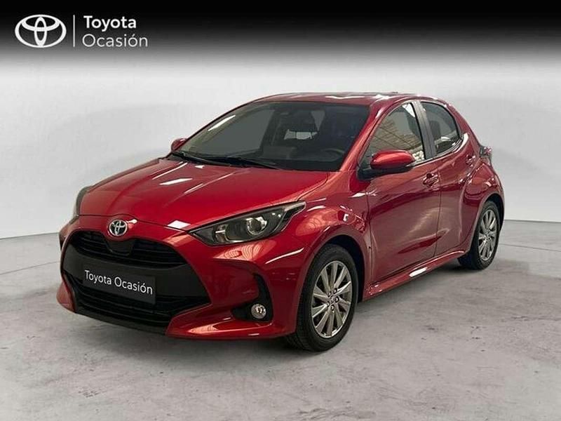 Rojo Usado 2024 Toyota Yaris Hybrid Active Berlina | 21.550 € (Precio justo) - Imagen 1/4