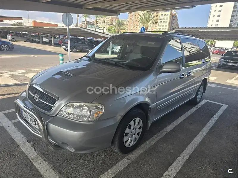 Usado Kia Carnival LX 144 CV (105 kW) 2004 Gris / plata Monovolumen