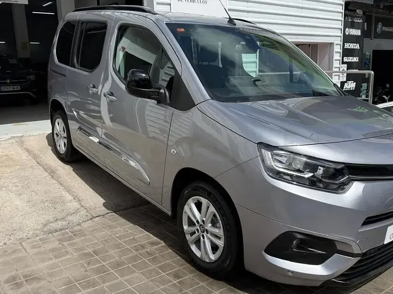 Usado Toyota Proace Verso Active 110 CV (80 kW) 2024 Gris / plata Familiar